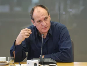 Miniatura: Piosenkarka grzmi na muzyka i polityka....