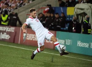 Miniatura: Polski piłkarz został w Rosji dla żony....