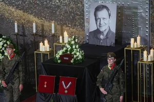Miniatura: Jan Frycz pożegnany na Powązkach....