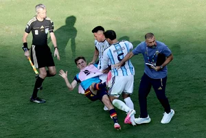 Miniatura: Bójka na koniec mundialu. Uderzył...