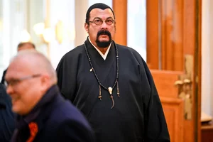 Miniatura: Gwiazda kina na liście odbiorców broni....
