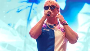 Miniatura: Wokalista chwali się cenami paliw na...